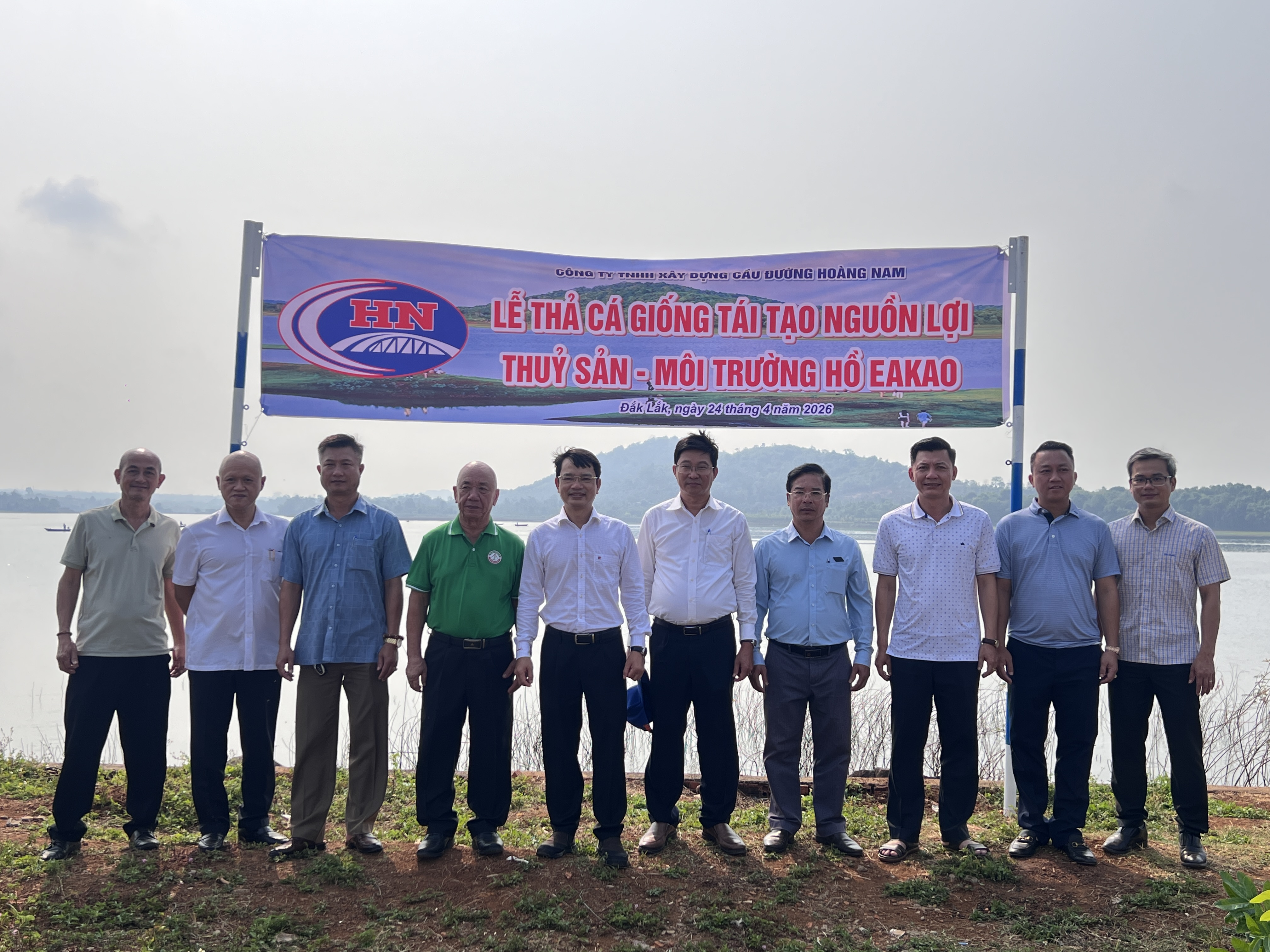 Lãnh đạo phường tham gia thả cá giống tạo nguồn lợi thủy sinh tại hồ Ea Kao