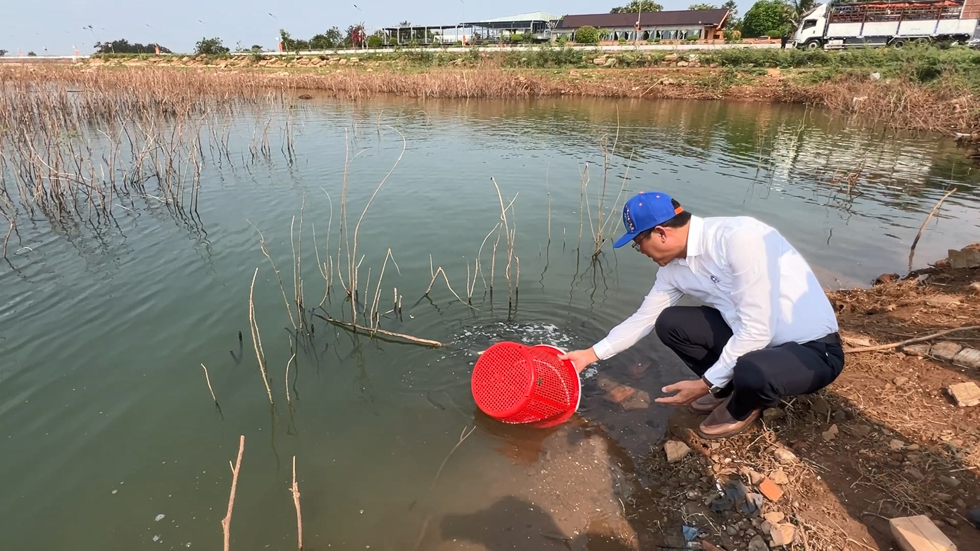 LÃNH ĐẠO PHƯỜNG EA KAO THẢ CÁ GIỐNG TẠO NGUỒN LỢI THỦY SẢN