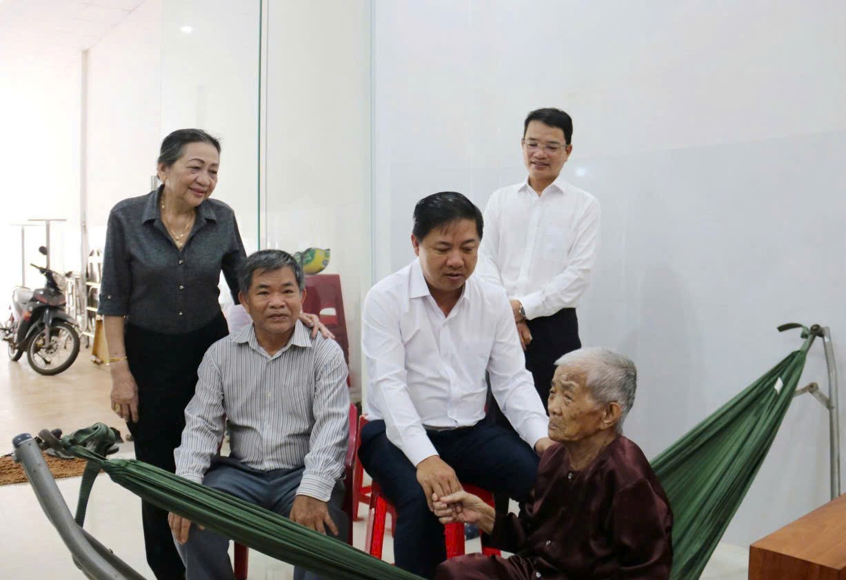 Bí thư Tỉnh ủy Lương Nguyễn Minh Triết thăm, tặng quà Mẹ Việt Nam anh hùng Bùi Thị Đấy tại phường Ea Kao dịp lễ 30/4