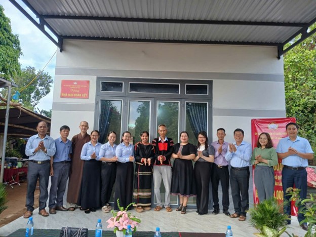 Phường Ea Kao bàn giao nhà “Đại đoàn kết” cho hộ nghèo, lan tỏa nghĩa tình cộng đồng.