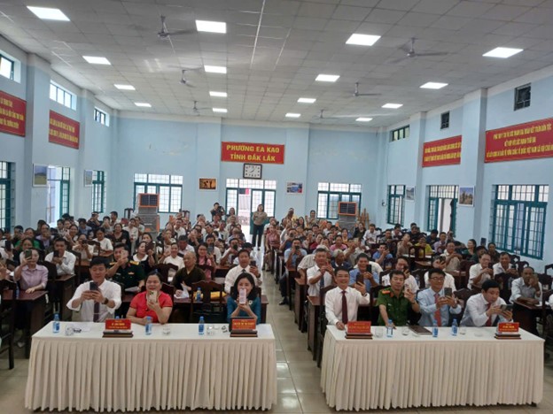 Phường Ea Kao tổ chức Lễ phát động Cuộc vận động “Việc phố, việc làng, đất vàng cũng hiến” và phong trào “Tiết kiệm Búa liềm vàng”.