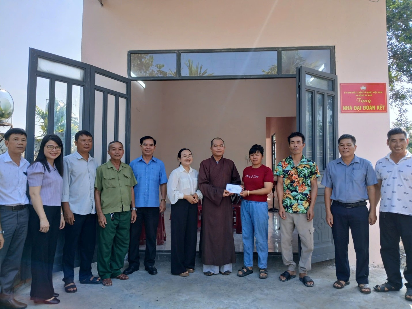 Ủy ban MTTQ Việt Nam phường Ea Kao trao nhà “Đại đoàn kết” cho hộ gia đình có hoàn cảnh đặc biệt khó khăn