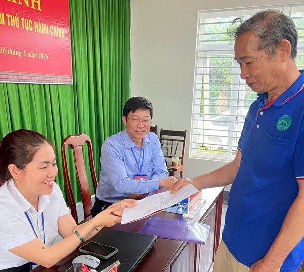 HƠN 200 LƯỢT NGƯỜI DÂN ĐƯỢC HỖ TRỢ TRONG NGÀY ĐẦU THÍ ĐIỂM "TUẦN LỄ VÀNG ĐI LÀM THỦ TỤC HÀNH CHÍNH" TẠI PHƯỜNG EA KAO