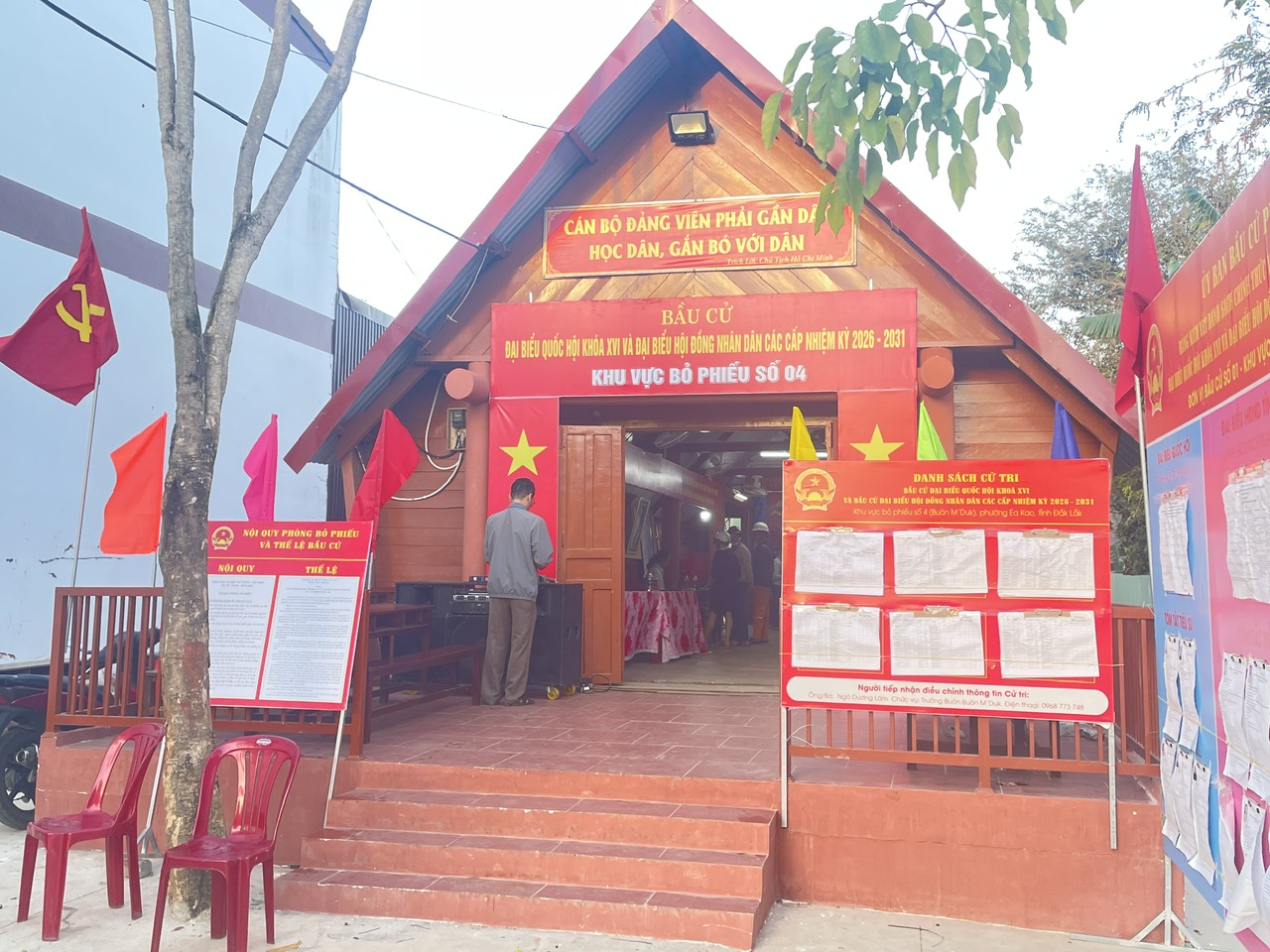 Chủ tịch Ủy ban nhân dân phường Ea Kao dự lễ khai mạc bầu cử tại Buôn M’Dũk