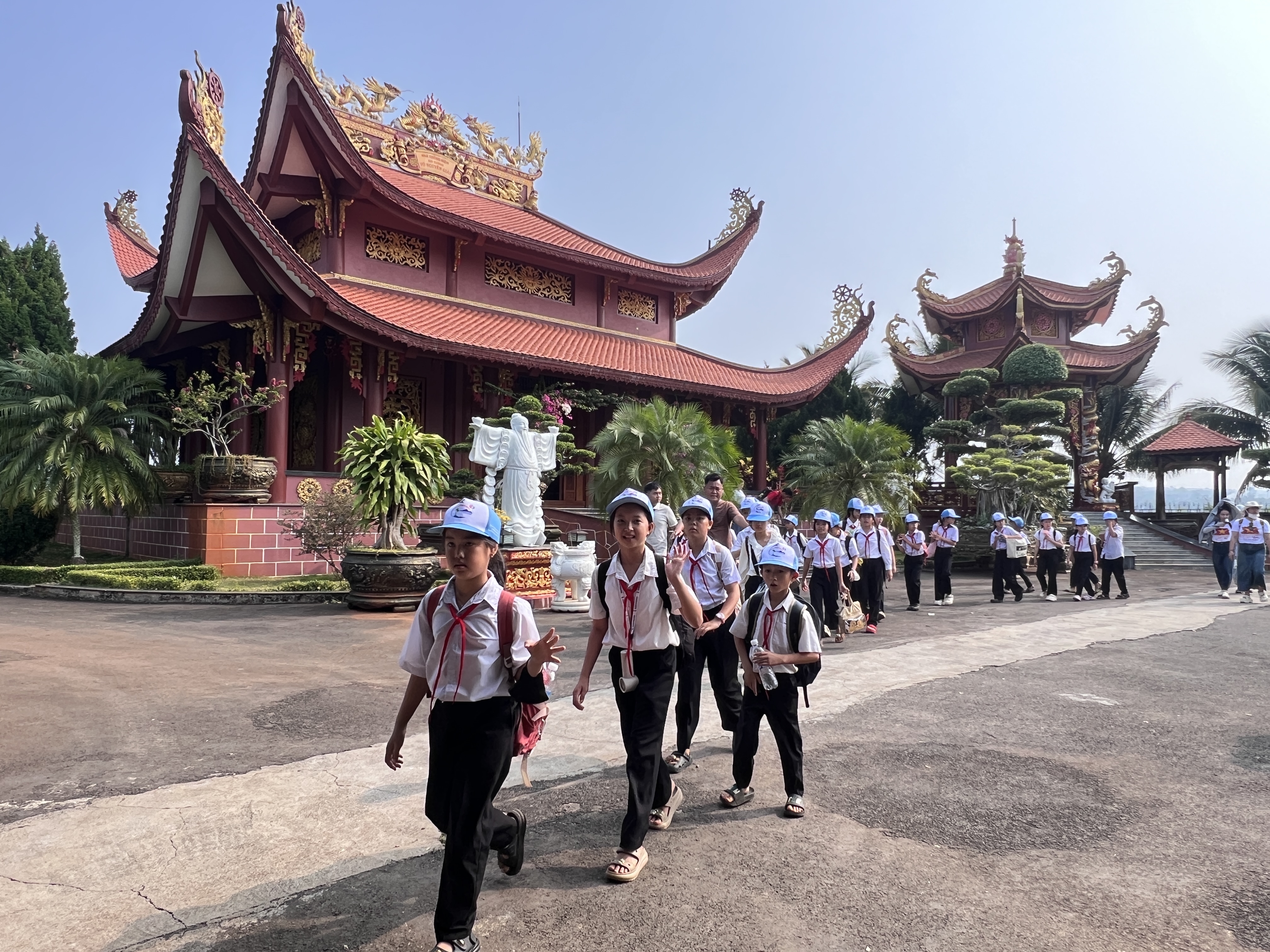 Các em học sinh tham quan Nhà tưởng niệm Đại tướng Võ Nguyên Giáp tại phường Ea Kao