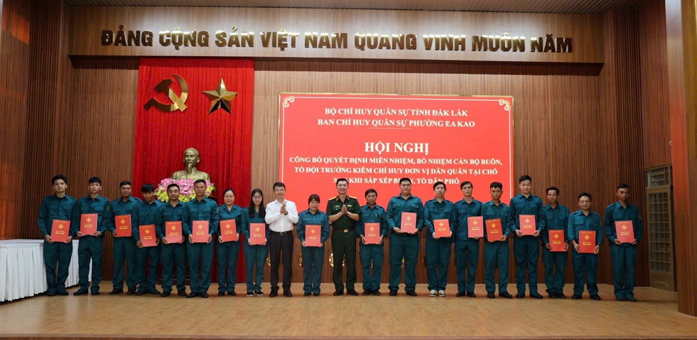 PHƯỜNG EA KAO CÔNG BỐ QUYẾT ĐỊNH MIỄN NHIỆM, BỔ NHIỆM CÁN BỘ BUÔN, TỔ ĐỘI TRƯỞNG, CHỈ HUY ĐƠN VỊ DÂN QUÂN TẠI CHỖ SAU KHI SẮP XẾP BUÔN, TỔ DÂN PHỐ
