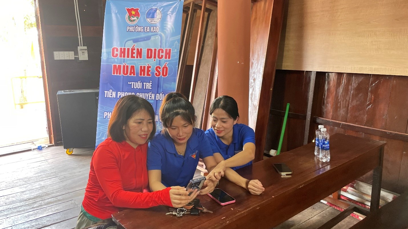 TÍCH CỰC HỖ TRỢ NGƯỜI DÂN TRÊN HÀNH TRÌNH CHUYỂN ĐỔI SỐ