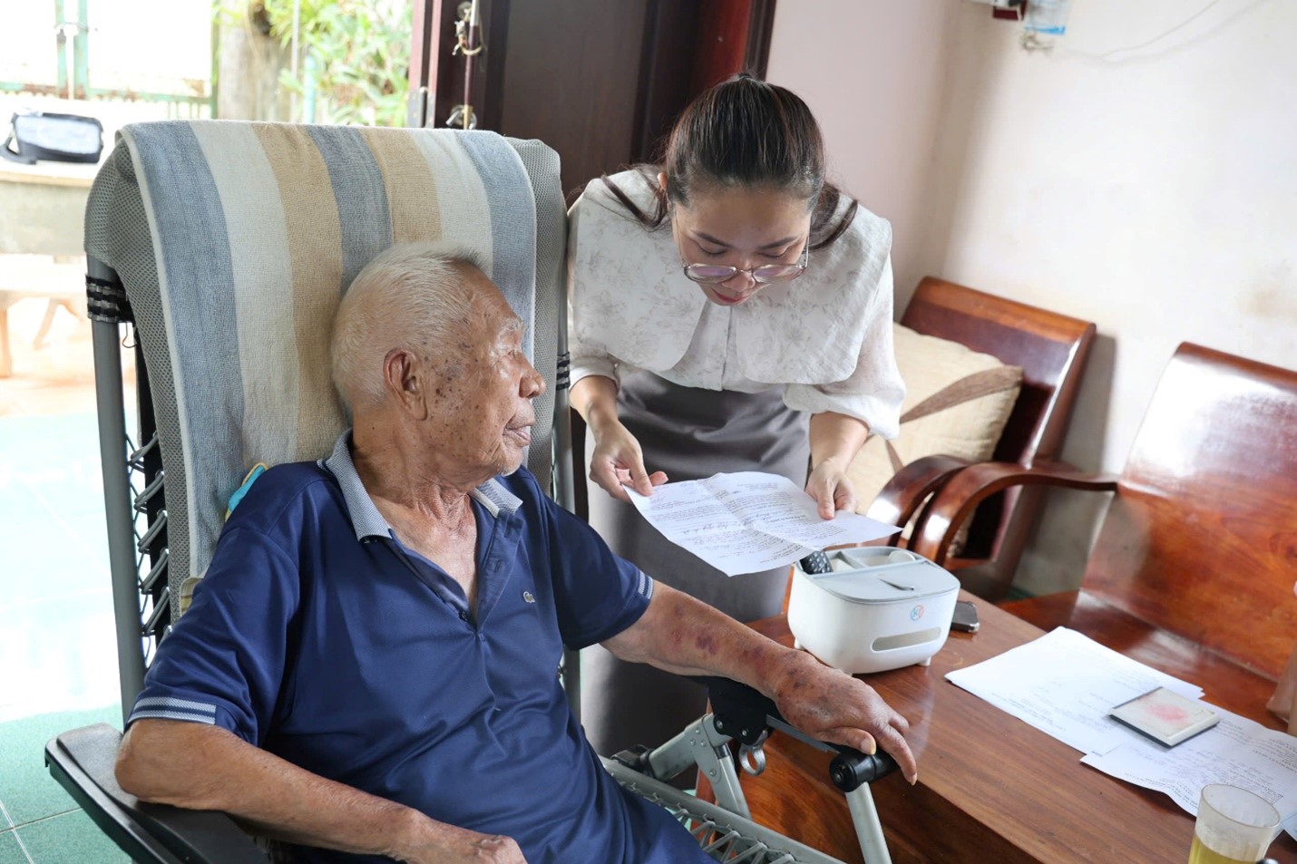 PHƯỜNG EA KAO TRIỂN KHAI HIỆU QUẢ MÔ HÌNH “CHỨNG THỰC CHỮ KÝ TẬN NƠI”, MANG DỊCH VỤ HÀNH CHÍNH ĐẾN GẦN NGƯỜI DÂN