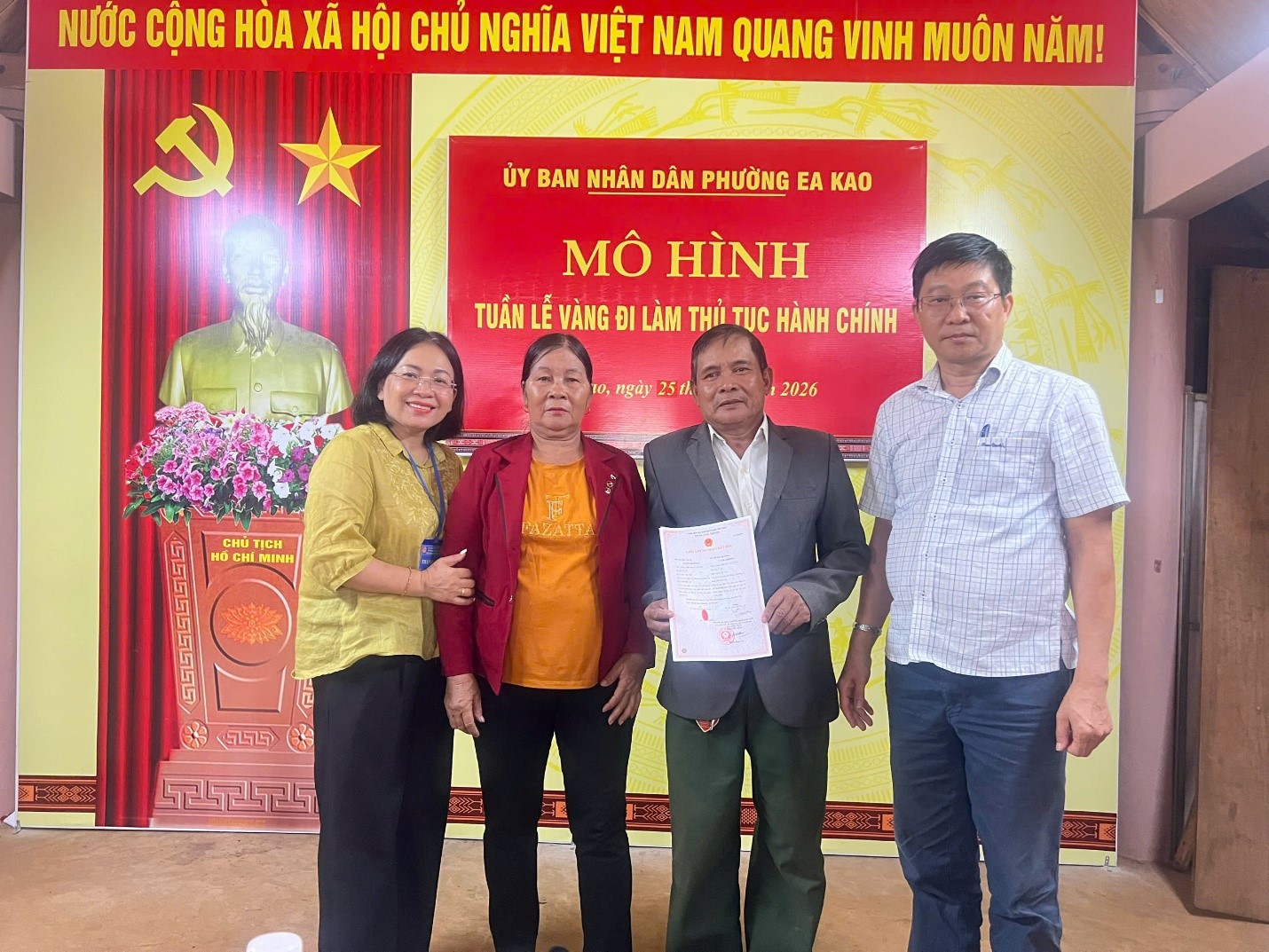 PHƯỜNG EA KAO TRIỂN KHAI MÔ HÌNH “TUẦN LỄ VÀNG ĐI LÀM THỦ TỤC HÀNH CHÍNH” TẠI BUÔN ČƯ ÊBÔNG.