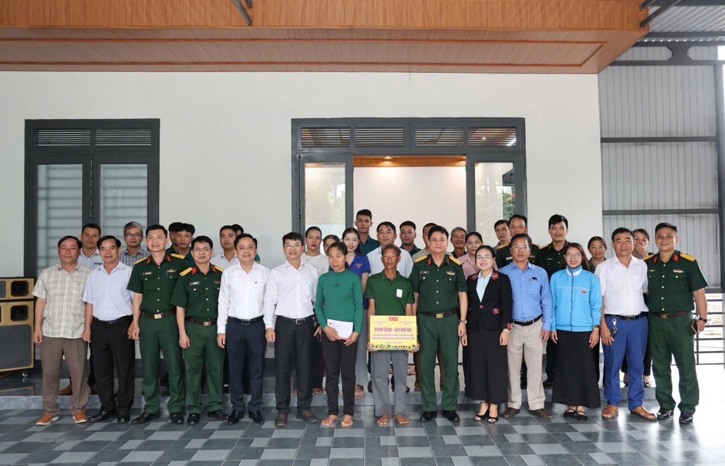 PHƯỜNG EA KAO KHÁNH THÀNH, BÀN GIAO NHÀ Ở CHO CON ĐẺ NGƯỜI HOẠT ĐỘNG KHÁNG CHIẾN BỊ NHIỄM CHẤT ĐỘC HÓA HỌC
