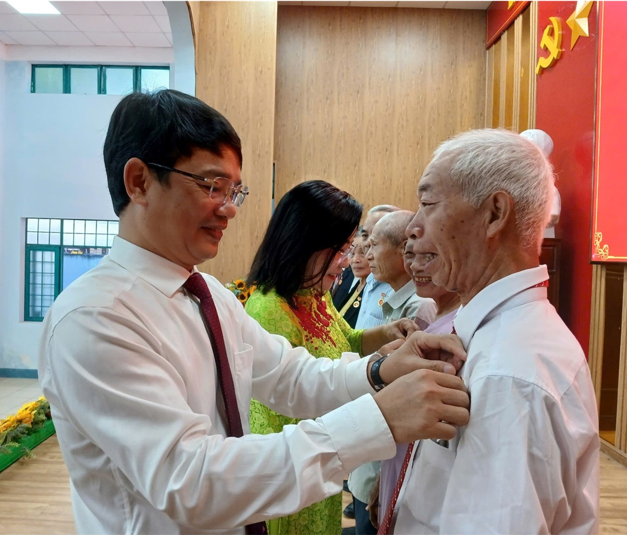 ĐẢNG BỘ PHƯỜNG EA KAO LONG TRỌNG TỔ CHỨC LỄ TRAO TẶNG HUY HIỆU ĐẢNG ĐỢT 02/9/2026