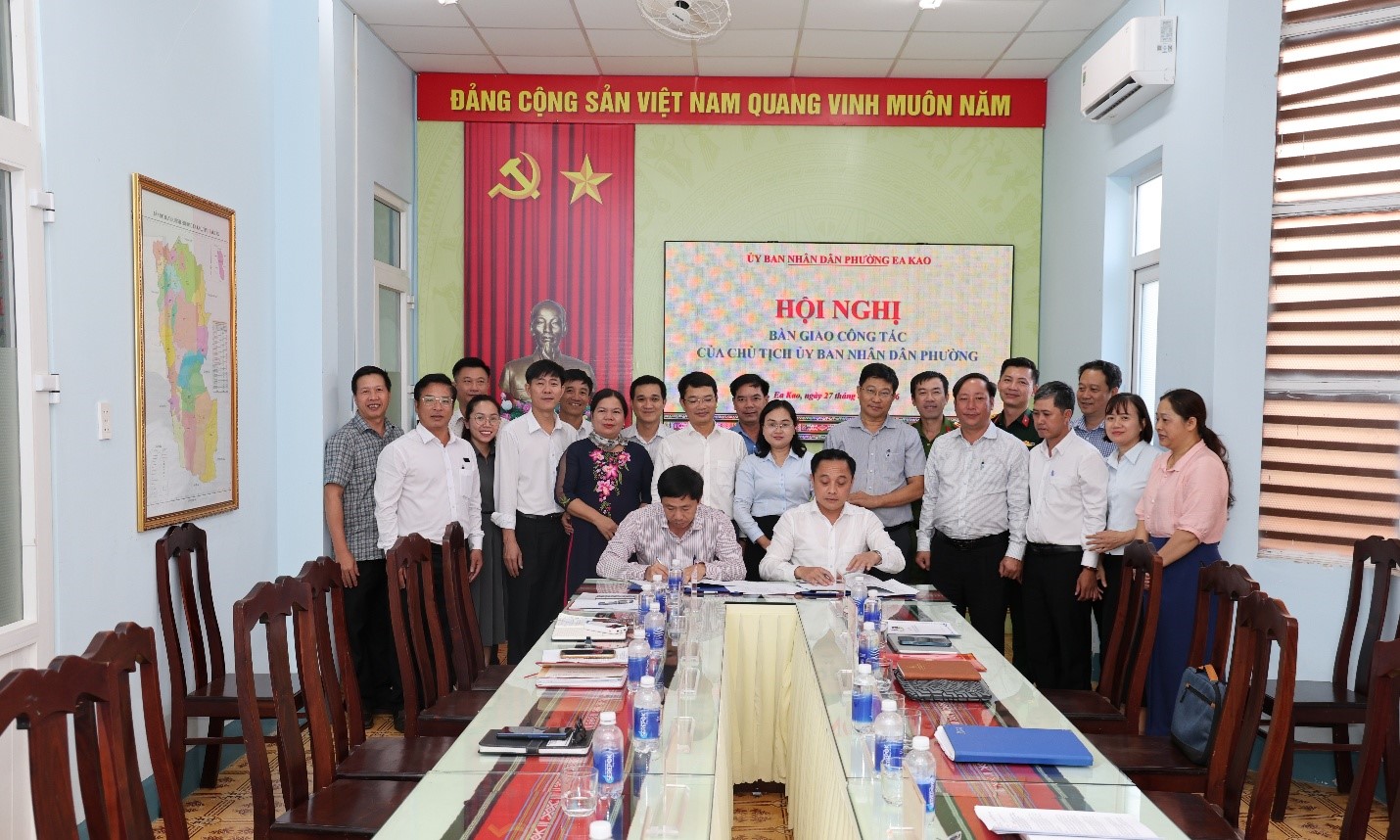PHƯỜNG EA KAO BÀN GIAO NHIỆM VỤ CHỦ TỊCH UBND PHƯỜNG, QUYẾT TÂM GIỮ VỮNG ĐÀ PHÁT TRIỂN