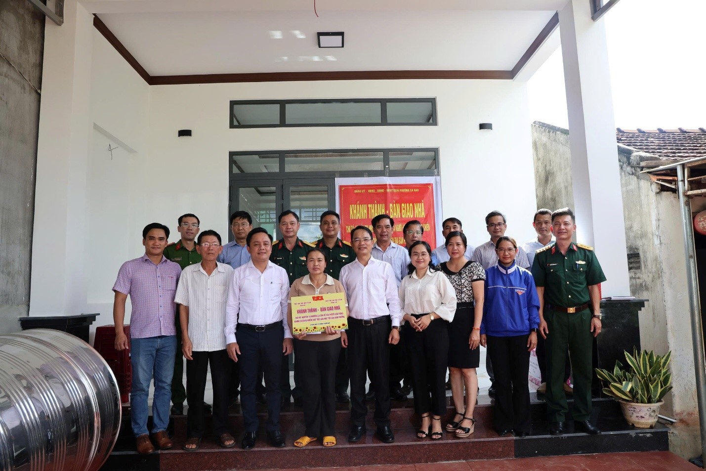 PHƯỜNG EA KAO BÀN GIAO HAI NHÀ TÌNH NGHĨA CHO GIA ĐÌNH CHÍNH SÁCH