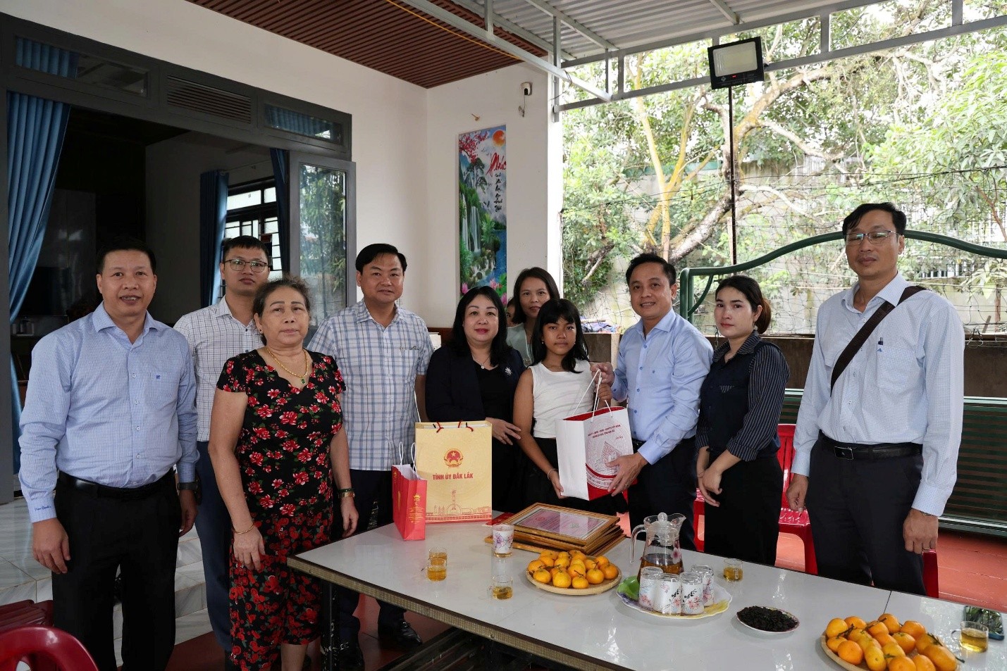 PHÓ BÍ THƯ THƯỜNG TRỰC TỈNH ỦY CAO THỊ HÒA AN THĂM, TẶNG QUÀ TẾT TRUNG THU CHO CON LIỆT SĨ TẠI PHƯỜNG EA KAO
