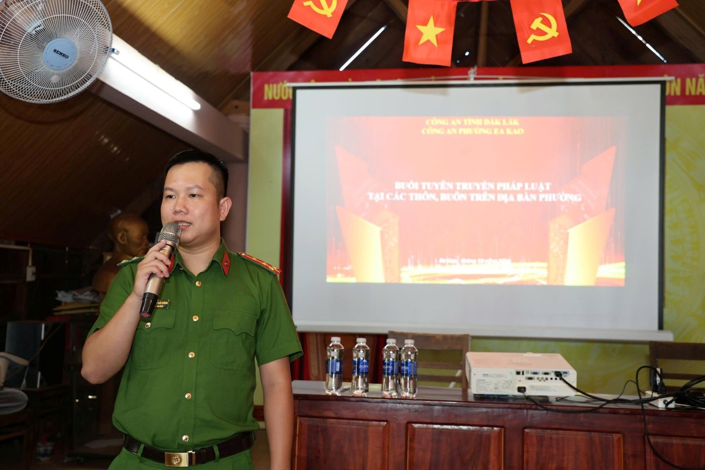 PHƯỜNG EA KAO ĐẨY MẠNH TUYÊN TRUYỀN, PHỔ BIẾN PHÁP LUẬT, GÓP PHẦN GIỮ VỮNG AN NINH TRẬT TỰ TẠI CƠ SỞ