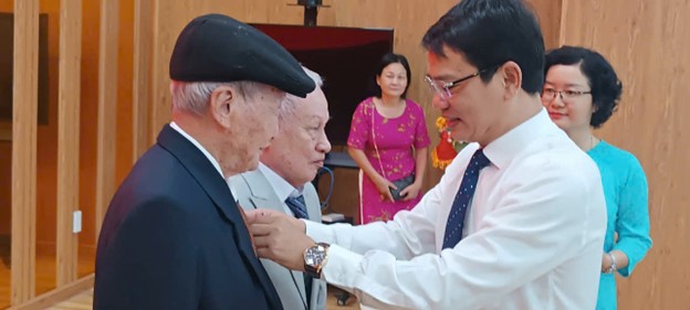 34 ĐẢNG VIÊN CỦA PHƯỜNG EA KAO ĐƯỢC TRAO TẶNG HUY HIỆU ĐẢNG TRONG NGÀY SINH NHẬT BÁC HỒ