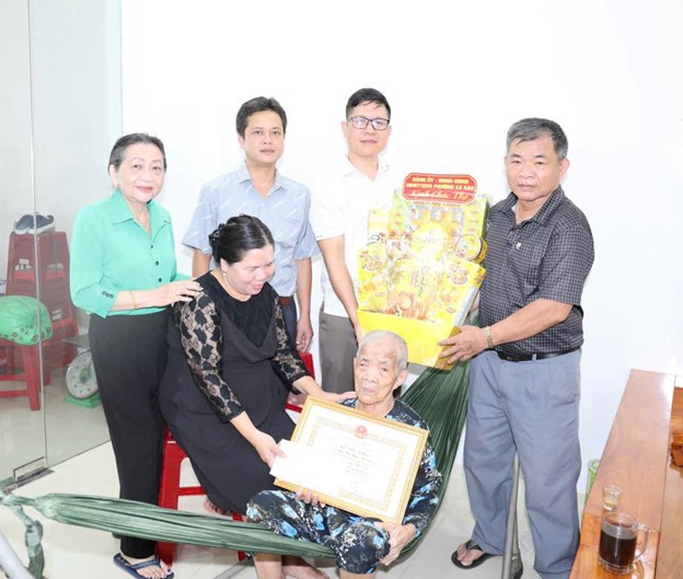PHƯỜNG EA KAO TỔ CHỨC THĂM, CHÚC THỌ NGƯỜI CAO TUỔI NHÂN KỶ NIỆM 85 NĂM NGÀY TRUYỀN THỐNG NGƯỜI CAO TUỔI VIỆT NAM