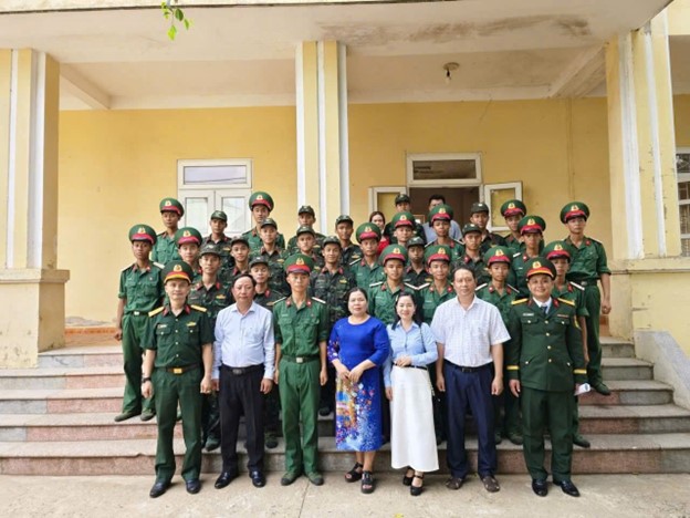 PHƯỜNG EA KAO THĂM, ĐỘNG VIÊN CHIẾN SĨ MỚI TẠI CÁC ĐƠN VỊ NHẬN QUÂN