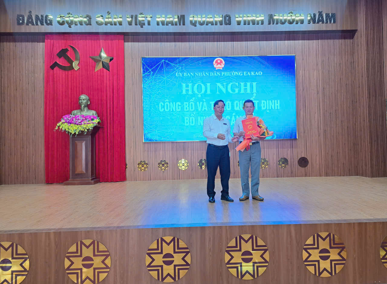 Công bố Quyết định bổ nhiệm Phó Trưởng phòng Văn hóa - Xã hội phường Ea Kao