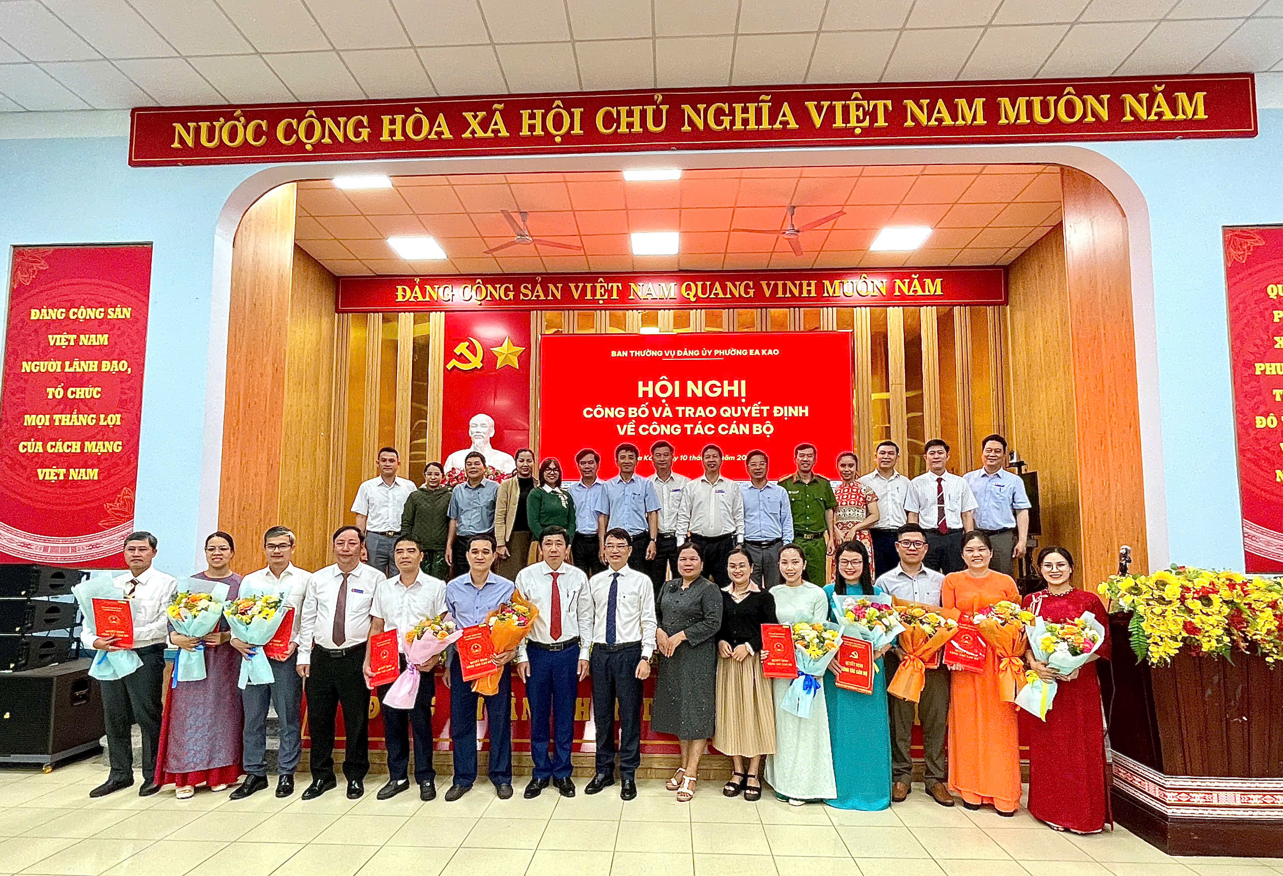 Phường Ea Kao công bố và trao các Quyết định về công tác cán bộ