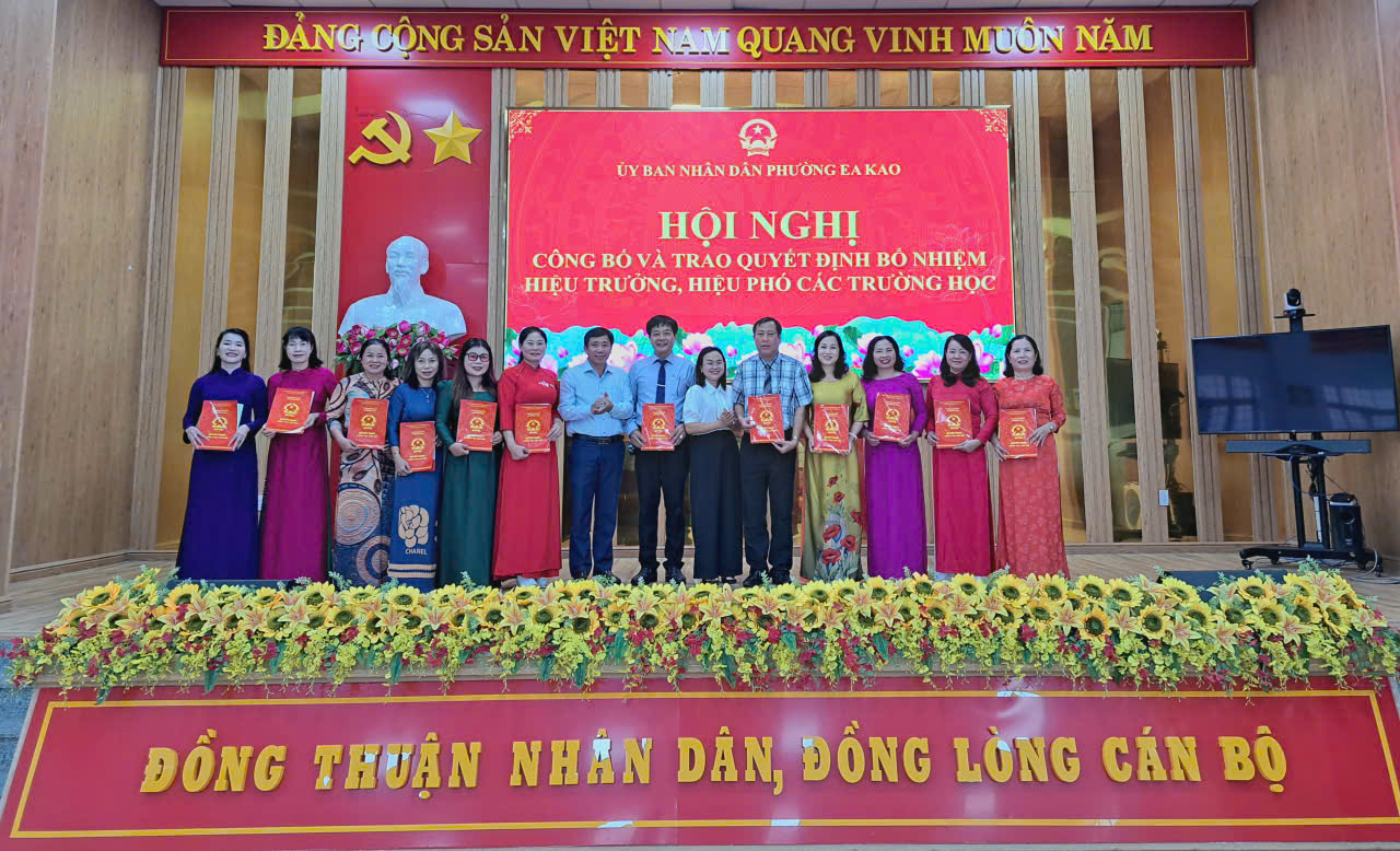Lễ công bố và trao Quyết định bổ nhiệm Hiệu Trưởng, Hiệu Phó các trường học trên địa bàn phường Ea Kao, đồng thời triển khai nhiệm vụ năm học 2025-2026