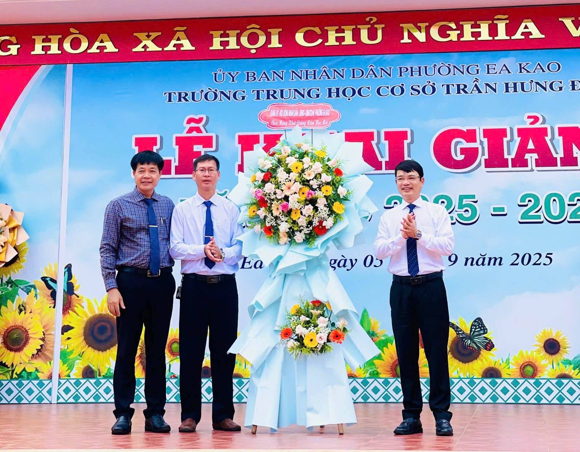 Bí thư Đảng ủy phường Ea Kao dự lễ khai giảng năm học mới tại Trường THCS Trần Hưng Đạo
