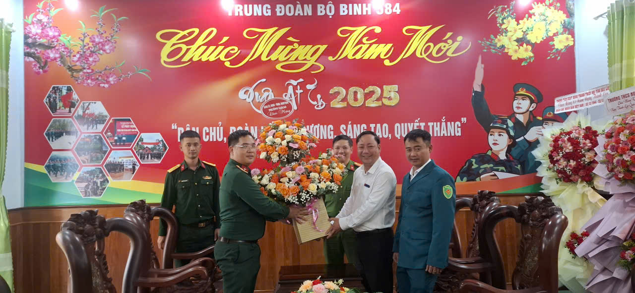 Lãnh đạo UBND phường Ea Kao đi thăm, chúc mừng các đơn vị bộ đội và Ban Chỉ huy Quân sự phường