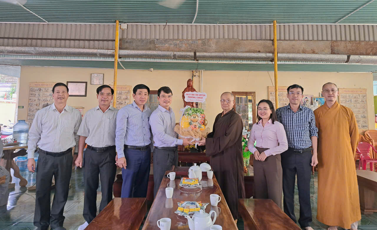 Lãnh đạo phường Ea Kao thăm và chúc mừng các cơ sở phật giáo nhân dịp Đại lễ Vu Lan Báo hiếu