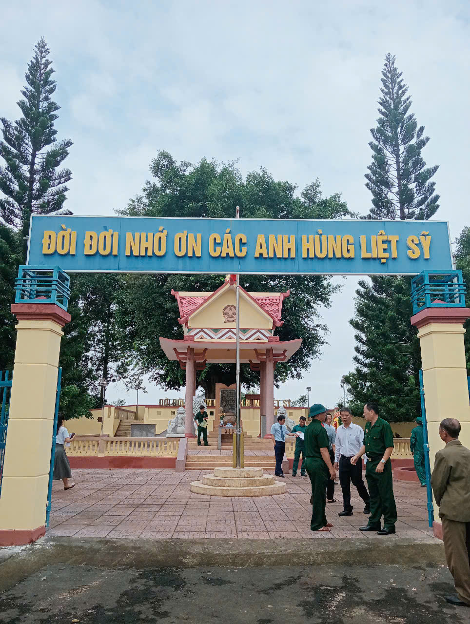 Lễ Dâng hương tưởng niệm và thăm, tặng quà các gia đình chính sách nhân ngày 27/7 trên địa bàn phường Ea Kao